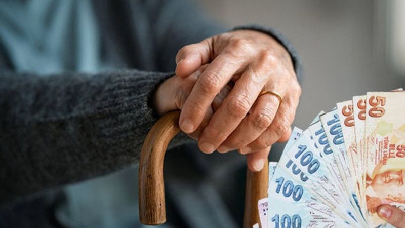 Çalışan Emekliye 5 Bin TL İkramiye Yasalaştı