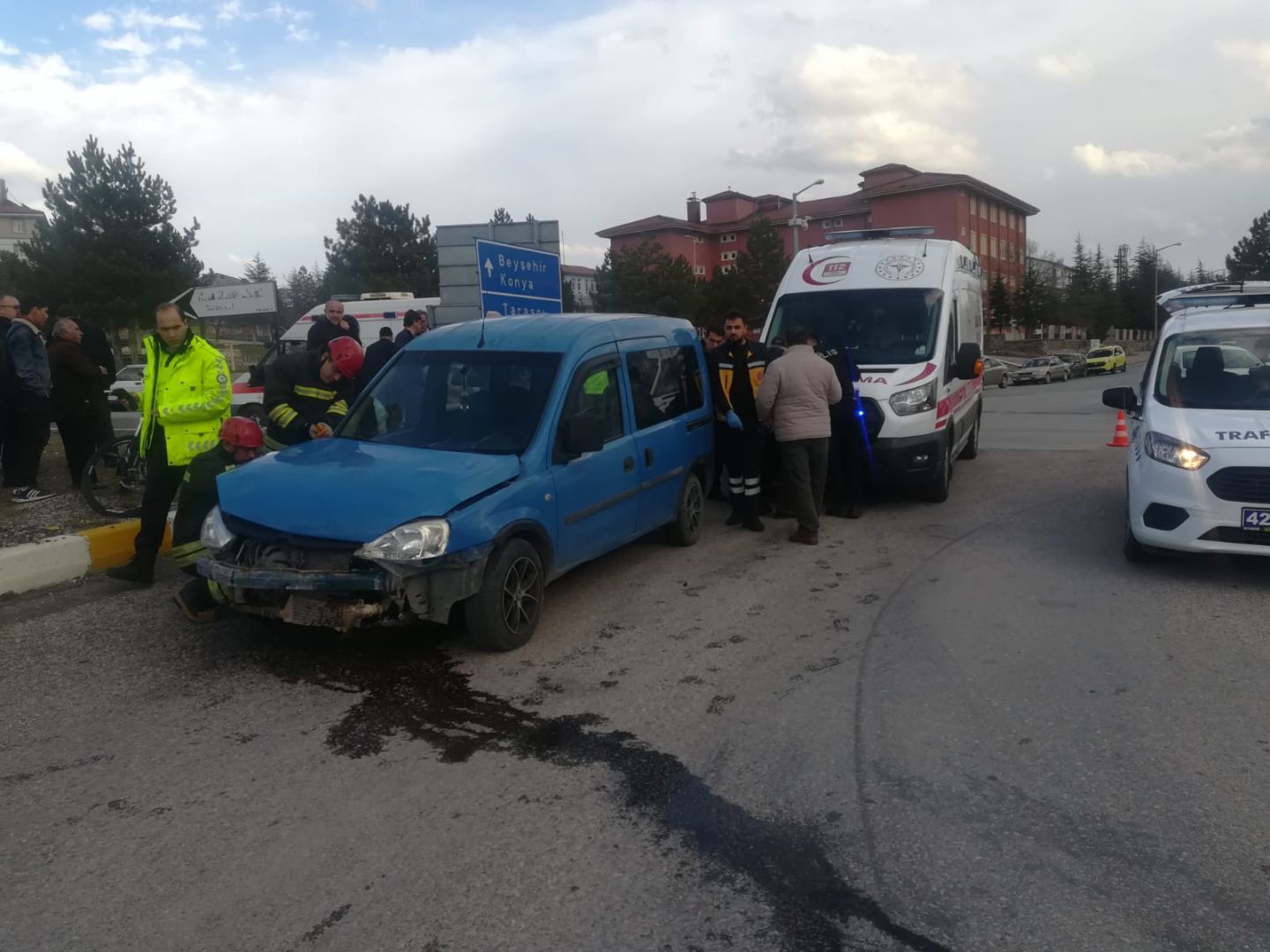 Seydişehir'de İki Otomobil Çarpıştı 3 Kişi Yaralandı