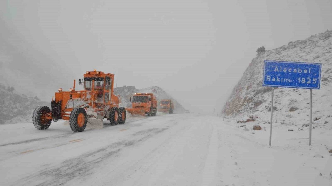 Alacabel'de Kar 30 Santimetreye Ulaştı! Trafik Kontrollü Sağlanıyor