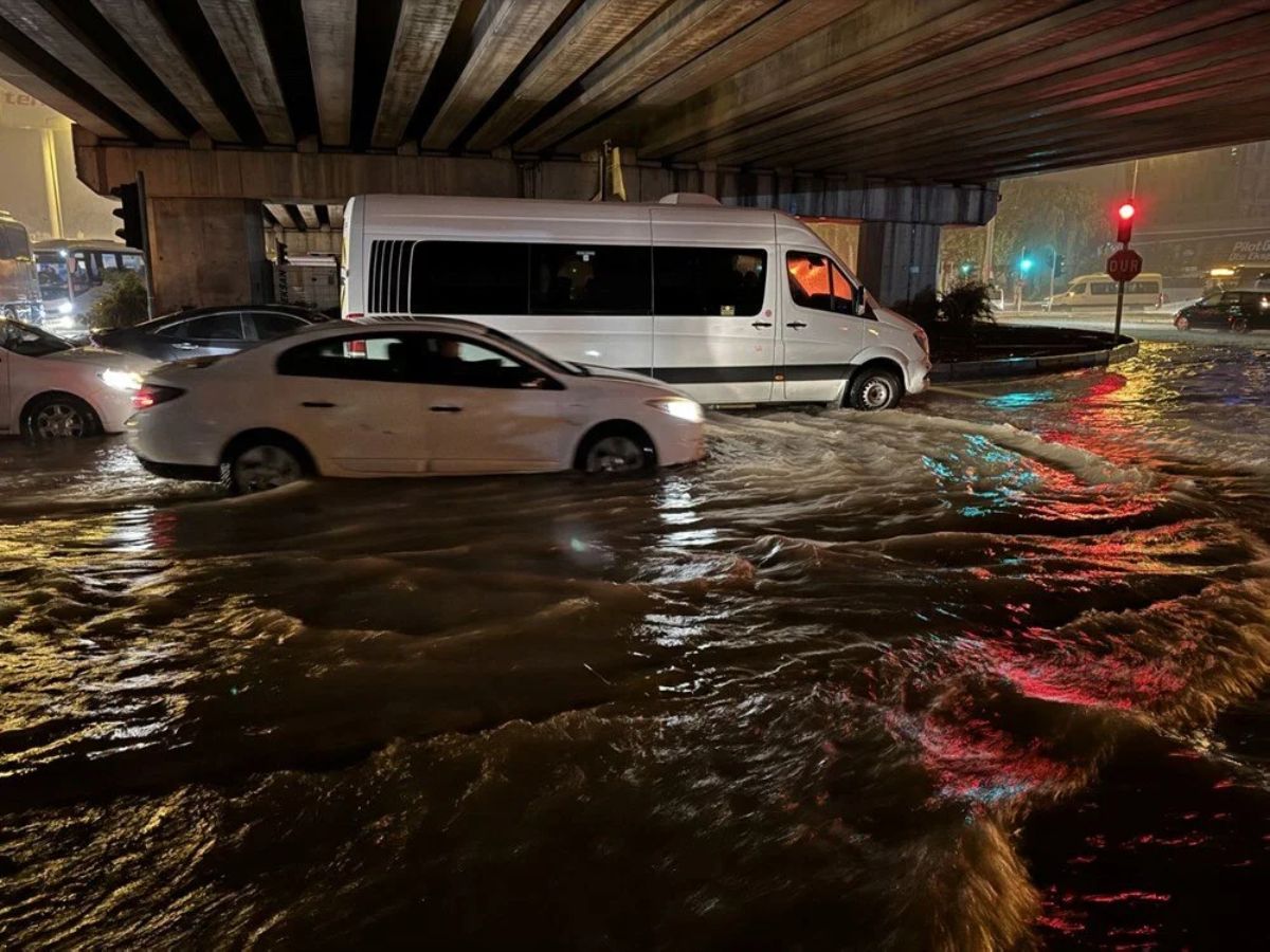 Antalya'da Şiddetli Yağış Sel ve Su Baskınlarına Neden Oldu