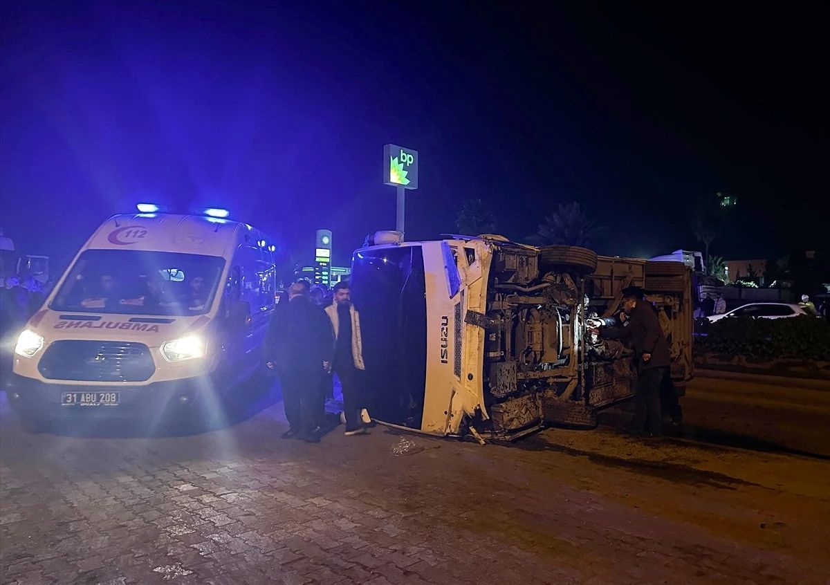 Çevik Kuvvet Midibüsü Devrildi: 11 Polis Yaralı