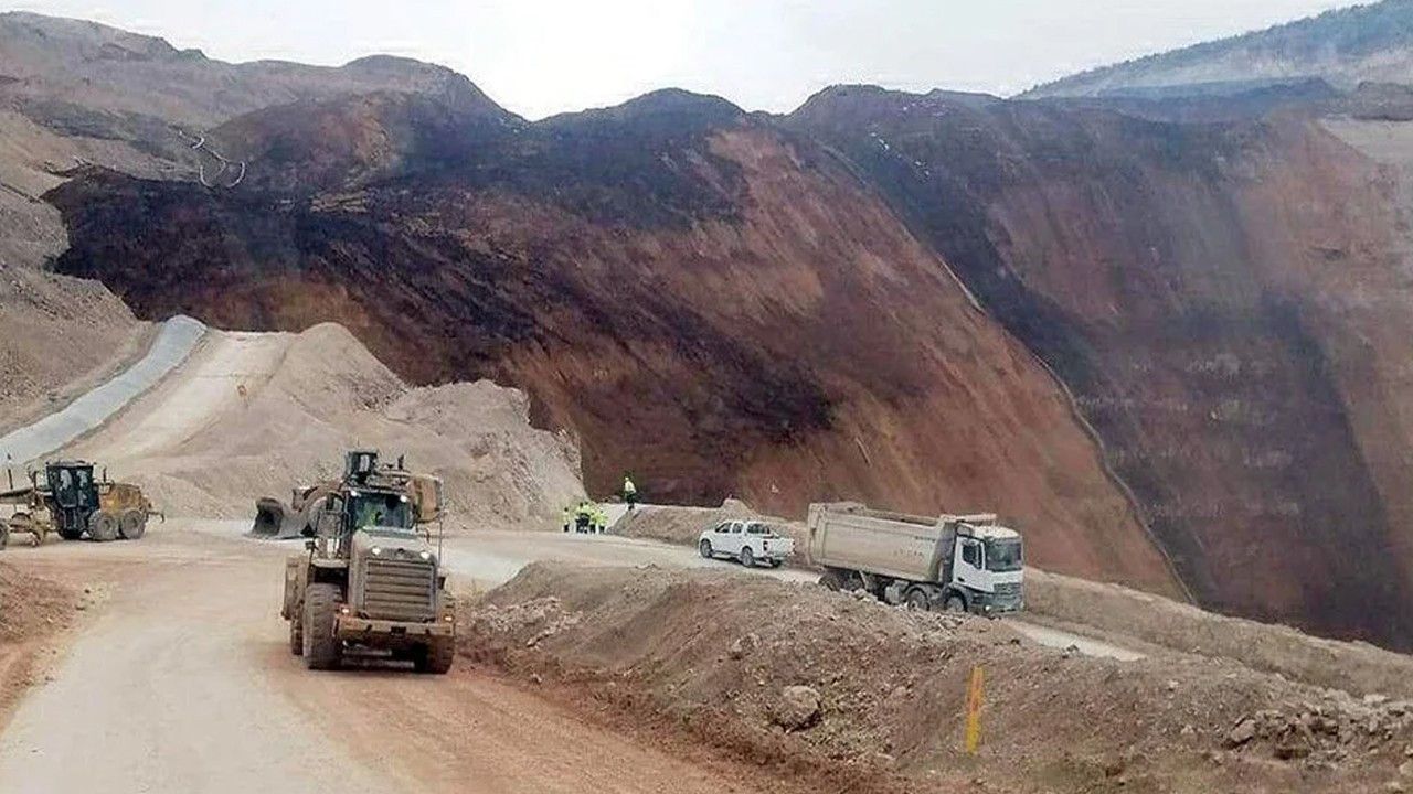 Erzincan'da Madende Toprak Kayması: 9 İşçi Aranıyor!
