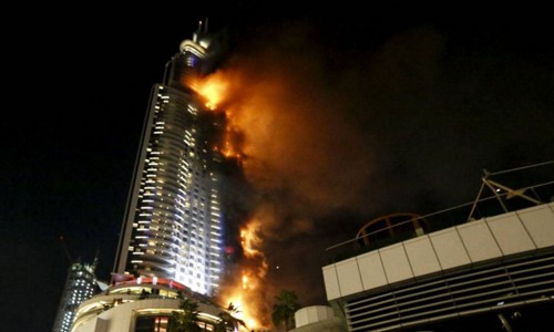 63 Katlı dev otelde yangın