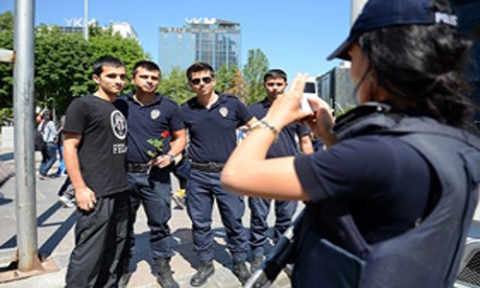 Eylemci ve Polislerden Çiçek
