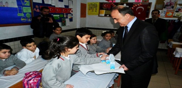 Konya Valisi Erol Öğrencilere Süt Dağıttı