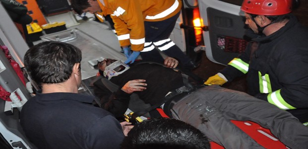 Konya'da Kaza:Otomobil Direğe Çarptı