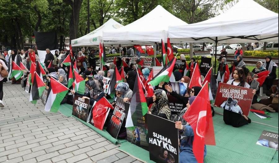 İstanbul'da Filistin İçin Oturma Eylemi Başlatıldı