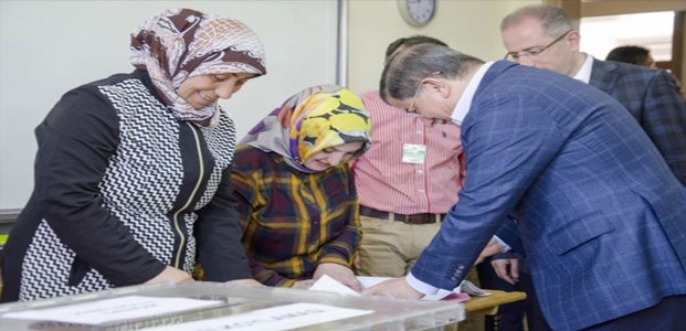 Ahmet Davutoğlu Konya'da Oyunu Kullandı